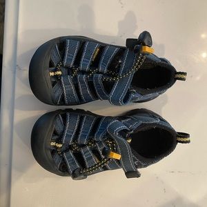 Like new Keen toddler size 8